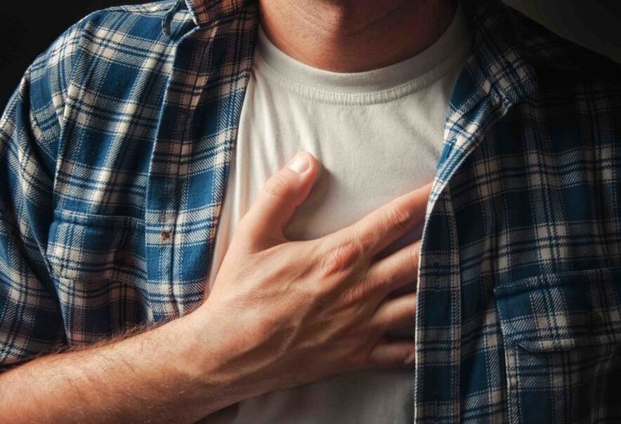 Dolor en el pecho debido a la osteocondrosis.
