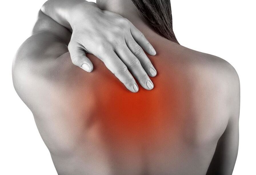 La osteocondrosis torácica causa dolor entre los omóplatos
