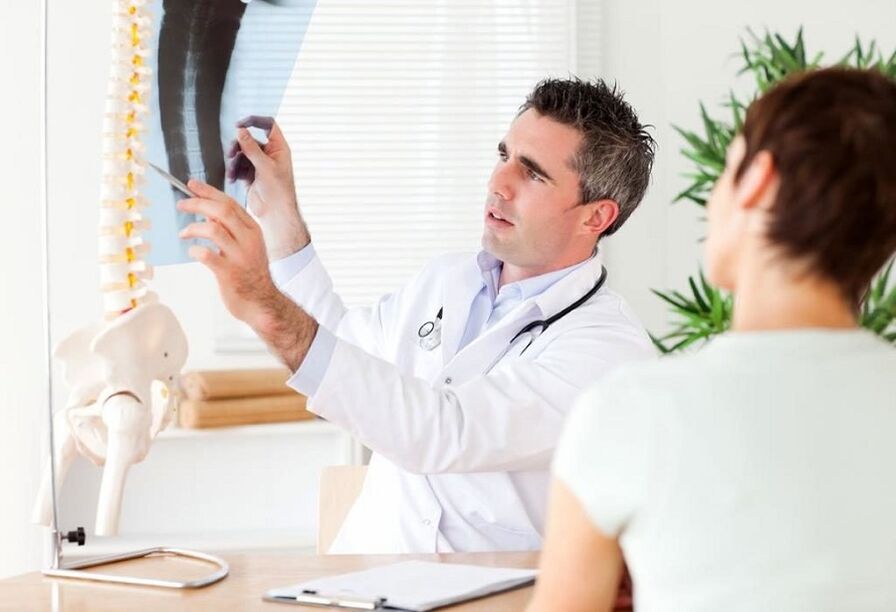 Médico examinando rayos X para diagnosticar osteocondrosis de tórax